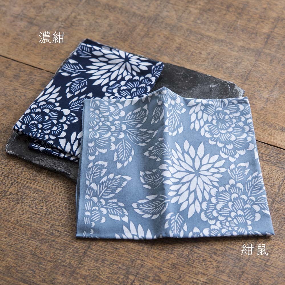 型染めの手ぬぐい ＜狢菊牡丹（むじなきくぼたん）＞ | 山内武志さん（山内染色工房・アトリエぬいや）【ネコポス対応可】