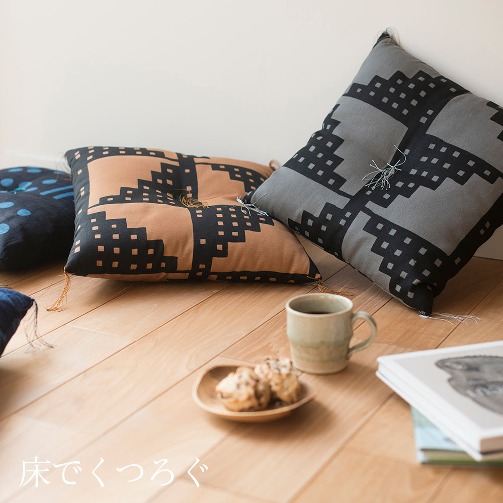 型染めのクッションカバー＜大唐草＞ 綿平織（グログラン） | 山内武志さん（山内染色工房・アトリエぬいや）座布団,ソファ