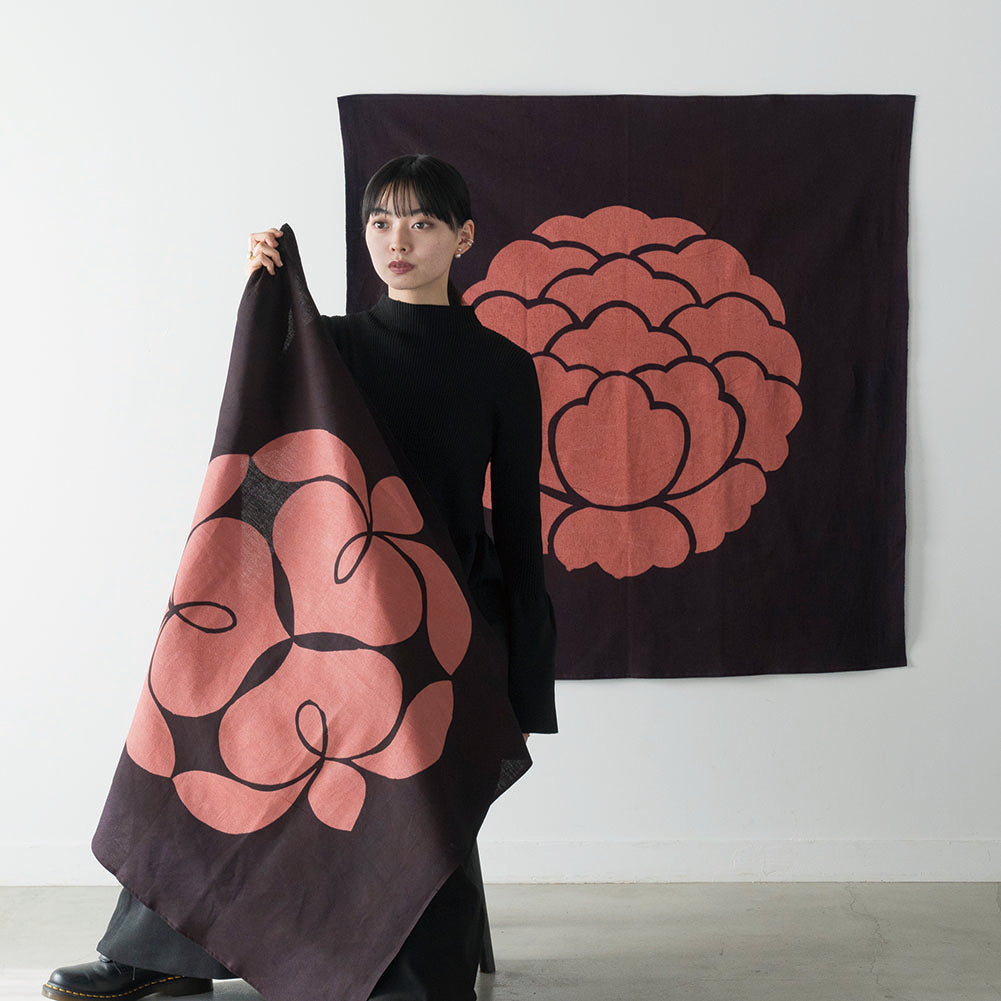 【厚手生地】家紋意匠の型染め風呂敷 ＜三つ寄せ藤の花（みつよせふじのはな）＞ 90サイズ  ｜ 山内武志さん（山内染色工房・アトリエぬいや）マルチクロス・テーブルクロス・スロー