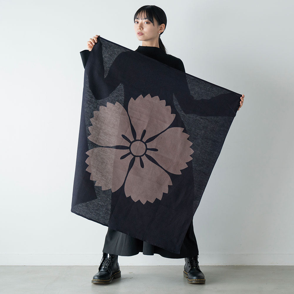 【薄手生地】家紋意匠の型染め風呂敷 ＜山口撫子（やまぐちなでしこ）＞ 90サイズ  ｜ 山内武志さん（山内染色工房・アトリエぬいや）マルチクロス・テーブルクロス・スロー