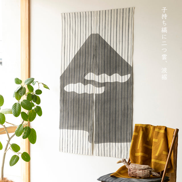 【縞布】型染めののれん ＜霞富士（二つ雲に波裾）＞墨染めの富士山 松煙墨｜山内武志さん（山内染色工房・アトリエぬいや） 暖簾,タペストリー,民藝