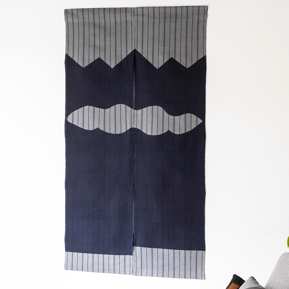 【縞布】型染めののれん＜ぎざぎざ山（立山）＞ 鉄紺 | 山内武志さん（山内染色工房・アトリエぬいや）,暖簾,タペストリー,民藝