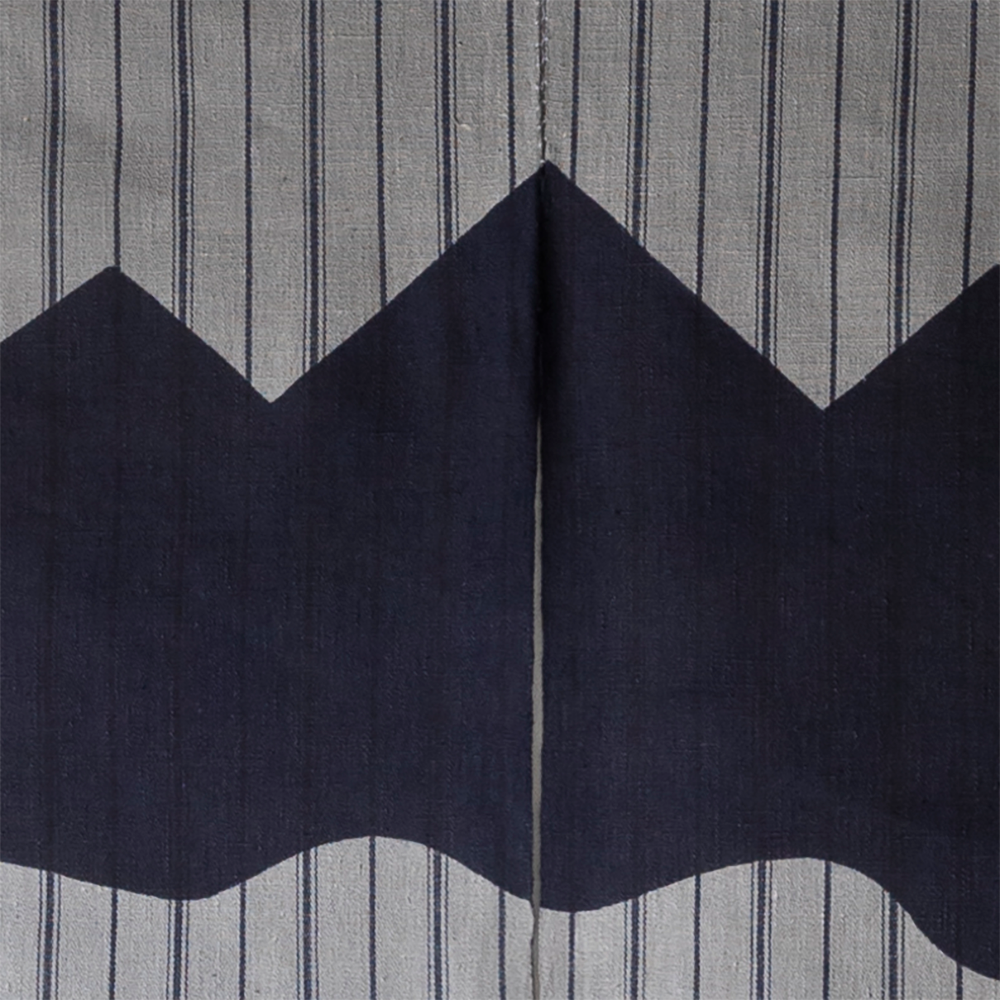 【縞布】型染めののれん＜ぎざぎざ山（立山）＞ 鉄紺 | 山内武志さん（山内染色工房・アトリエぬいや）,暖簾,タペストリー,民藝