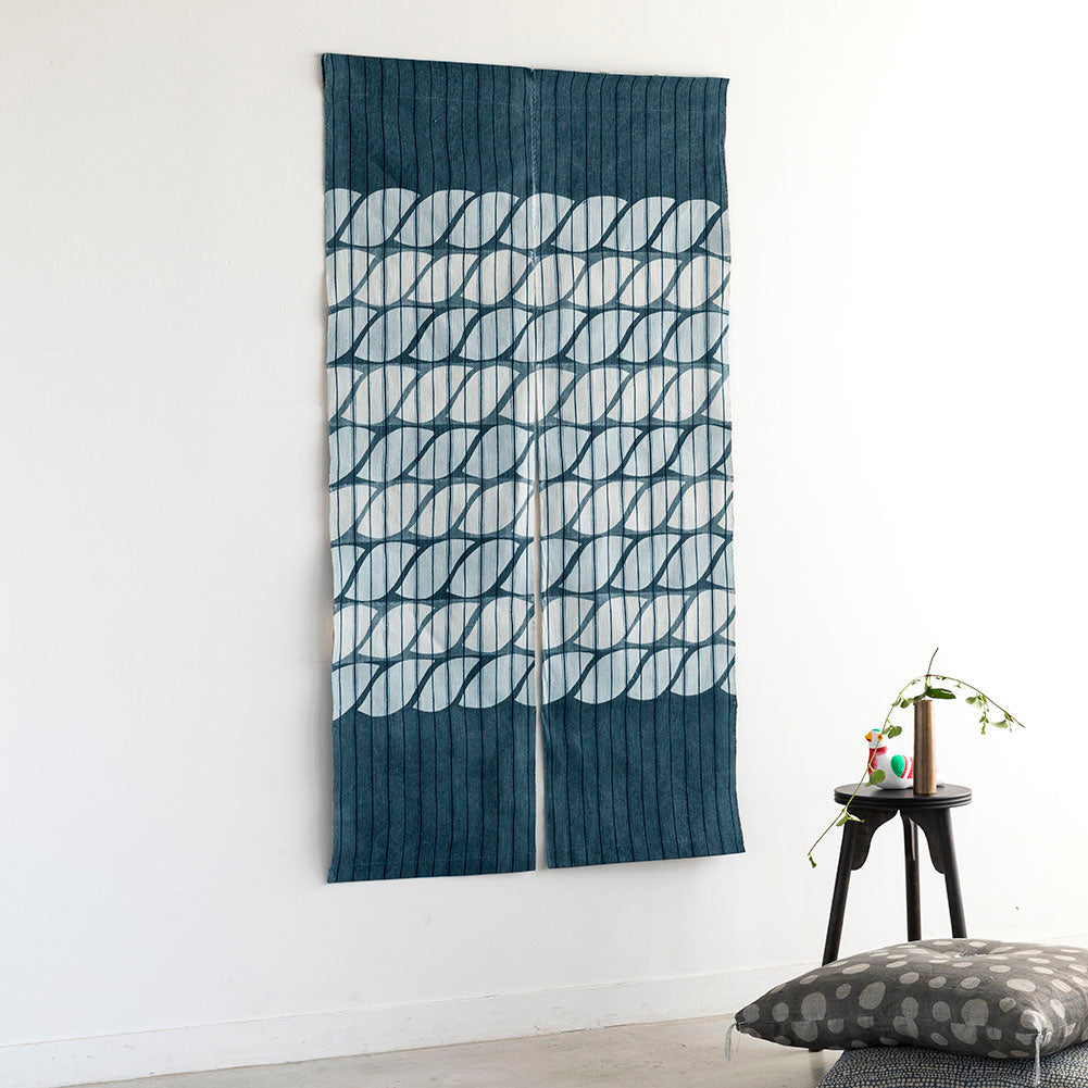 【のれん】武州草木染 絹混 手染め しぼり段染め アカシア淡色 85×150 縞布】【七緒vol76 掲載】型染めののれん ＜縄（両面）＞｜山内武志