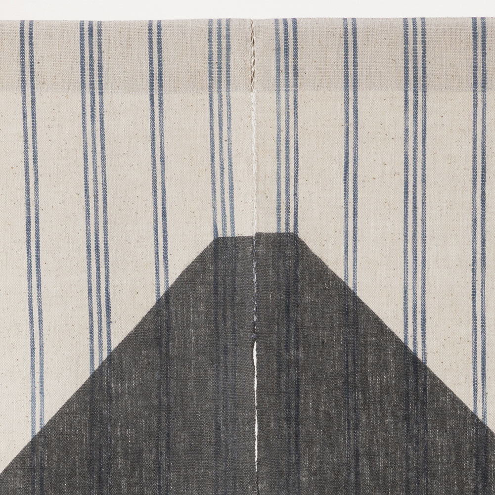 【縞布】型染めののれん ＜霞富士（二つ雲に波裾）＞墨染めの富士山 松煙墨｜山内武志さん（山内染色工房・アトリエぬいや） 暖簾,タペストリー,民藝