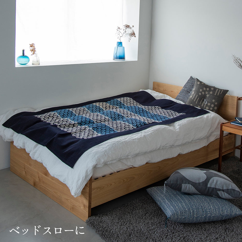 型染めのマルチクロス　＜狢菊牡丹（むじなぎくぼたん）＞　紺青 ｜山内武志さん（山内染色工房・アトリエぬいや）マルチクロス,テーブルクロス,スロー