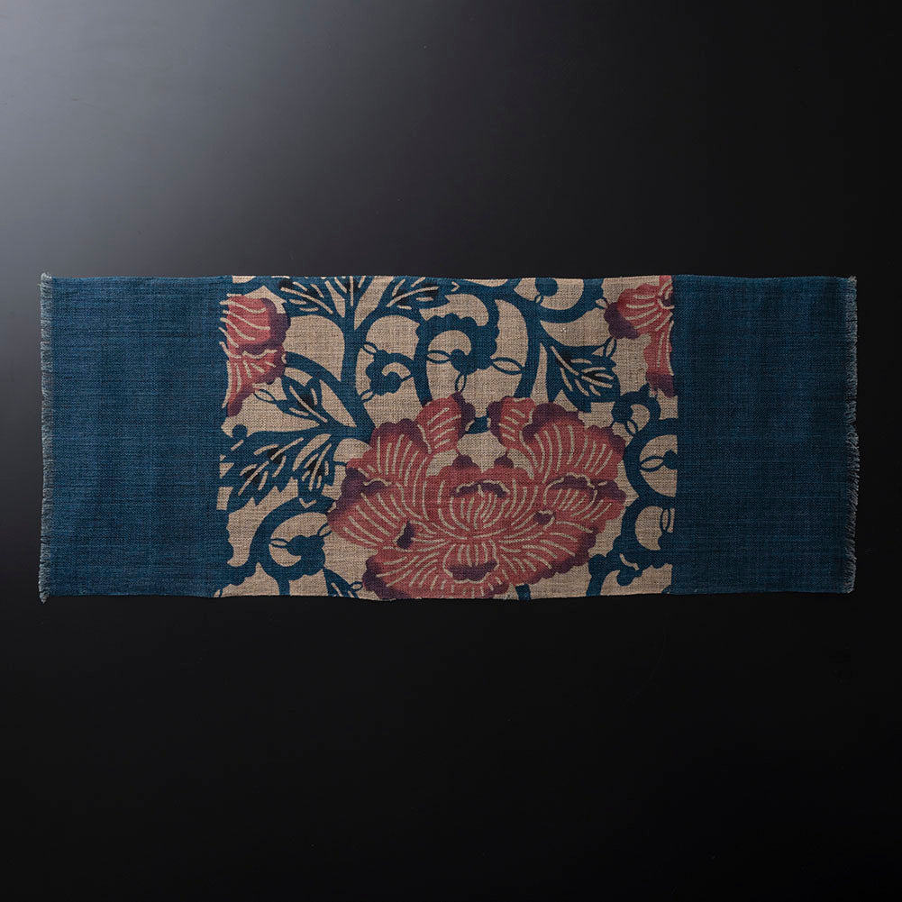 期間限定【麻・ロング（広幅）】藍染めの卓布＜牡丹唐草＞ 藍に紅 小房｜山内武志さん（山内染色工房／アトリエぬいや）