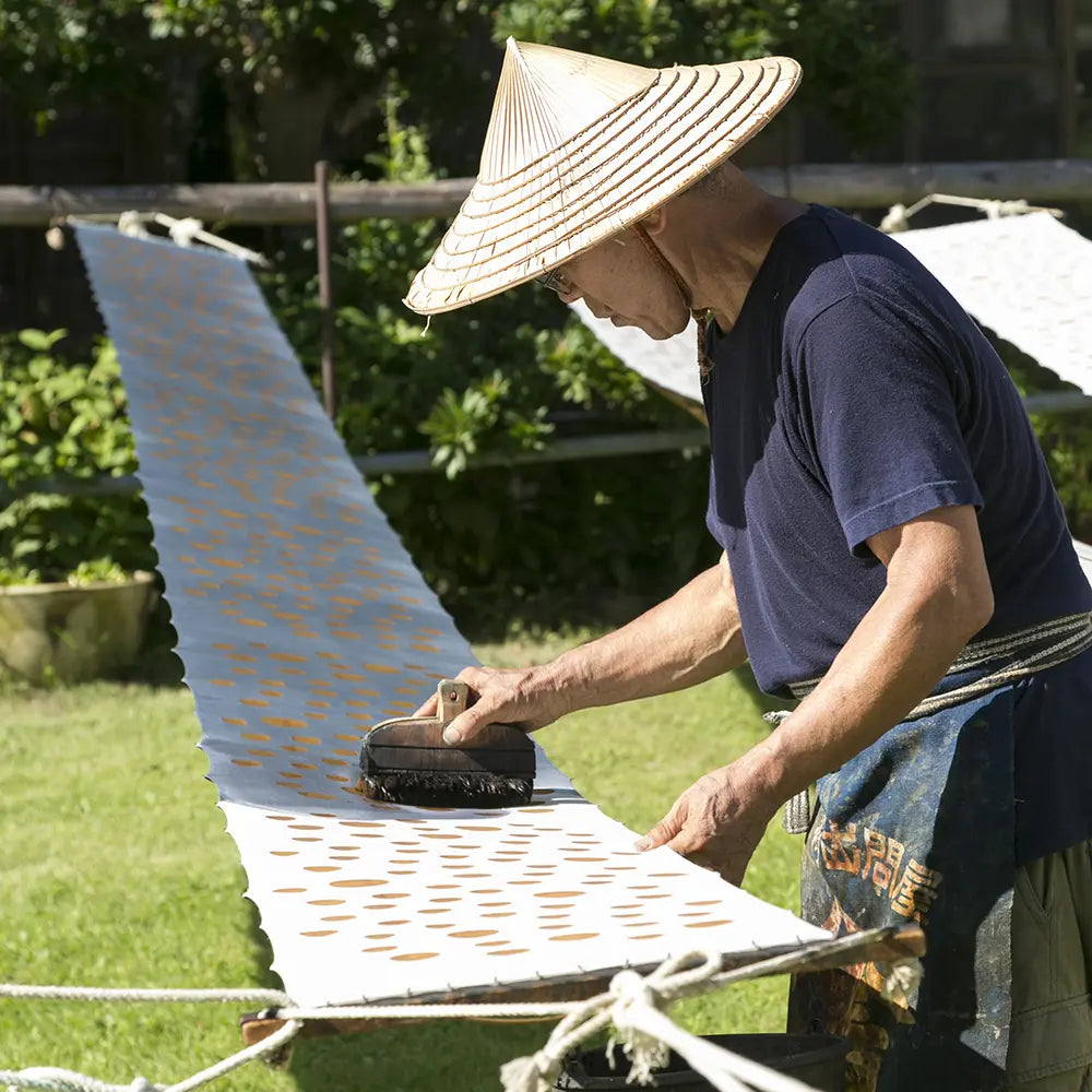 【麻・ロング】型染めの卓布＜富士万象＞ 松煙墨・房｜山内武志さん（山内染色工房／アトリエぬいや）